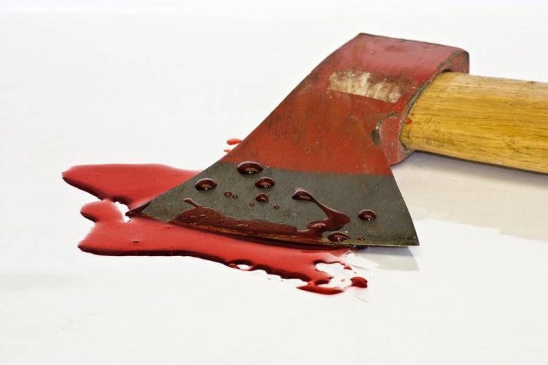 Топором разрубила соседу голову в Мурманске