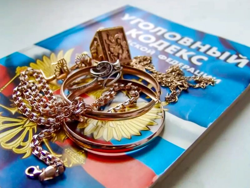 На 187 тысяч золота украл у деда парень внучки в Мурманске