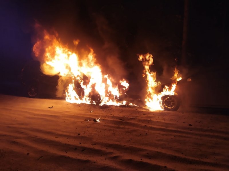 Огонь охватил легковушку сегодня на "ленинградке"