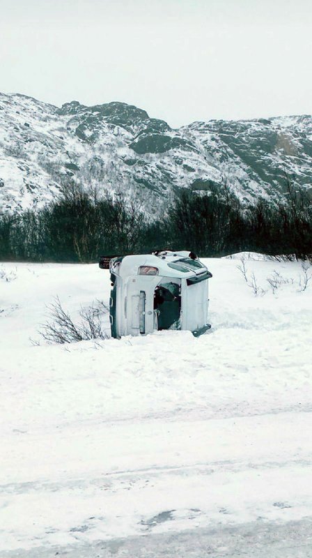 «Рено» перевернулся под Териберкой