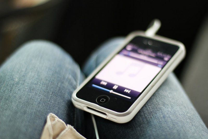 Пассажир украл телефон в такси в Мурманске