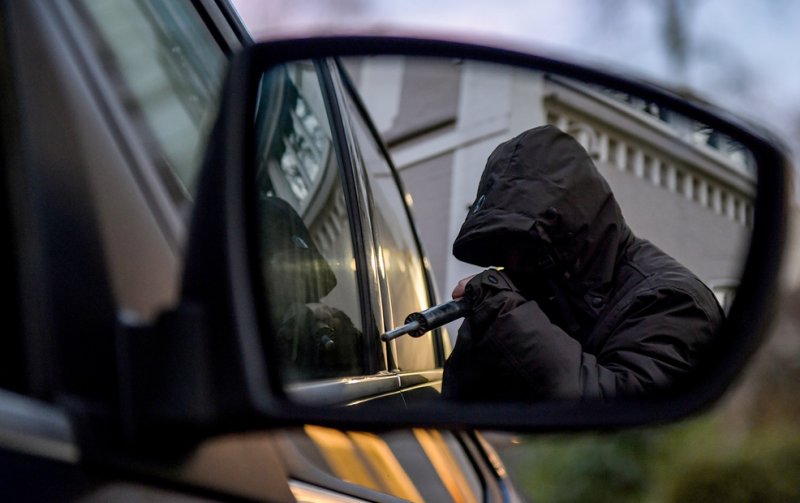 Угнал легковушку, покатался и бросил житель Мурманска