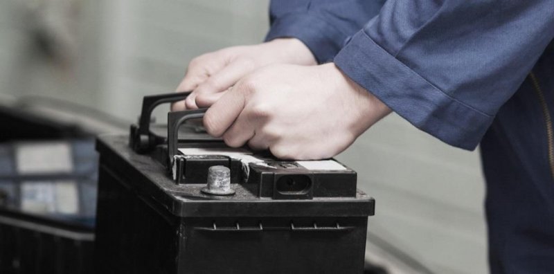 Вор снял с грузовика аккумуляторы в Мурманске