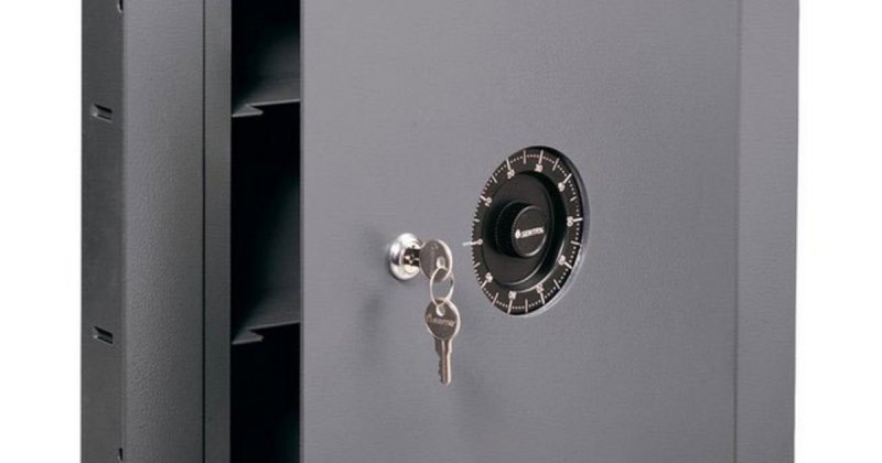 Обворовала сейф директор продуктового магазина в Оленегорске