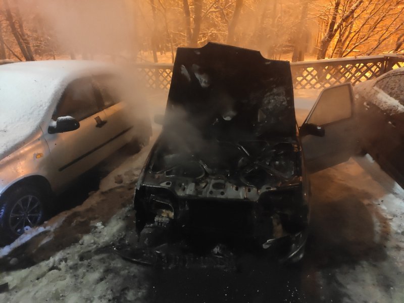 Сгорела легковушка в Мончегорске