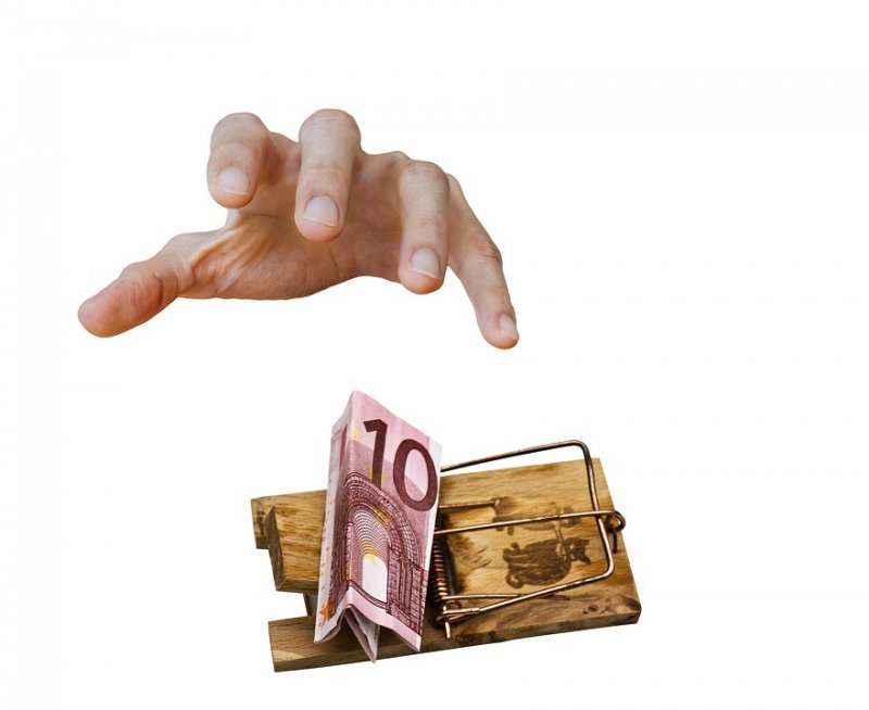 12 миллионов перевел аферистам житель Мурманска