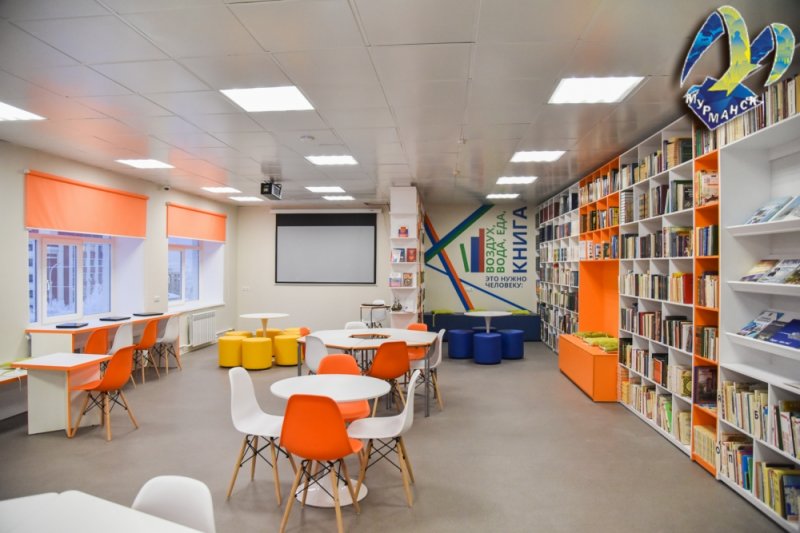 Информационно-библиотечный центр школы №53 осмотрели руководители Мурманска