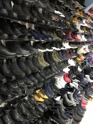 Дважды попался на торговле контрафактом предприниматель в Полярных Зорях