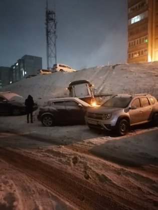 Неудачная парковка: машина задним ходом съехала со склона в Североморске
