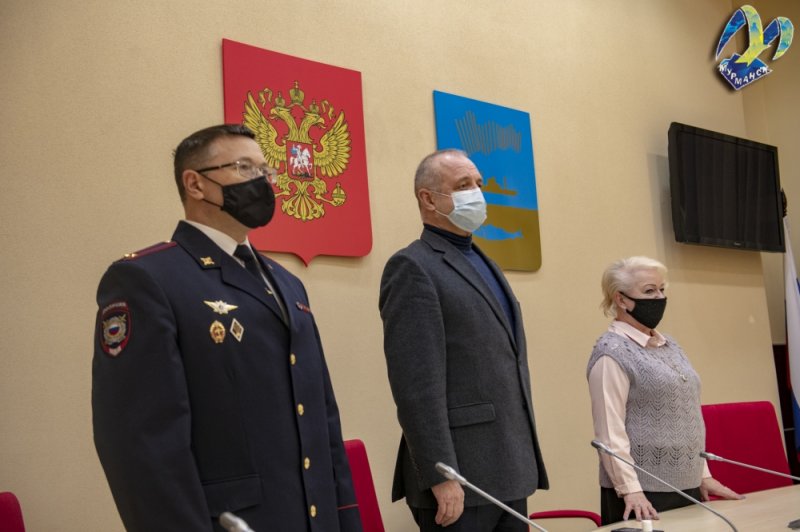 Мурманчанам торжественно вручили первые паспорта