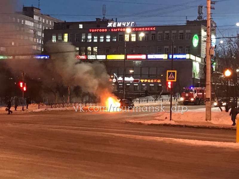 Вспыхнула машина на дороге в «первомайке» Мурманска