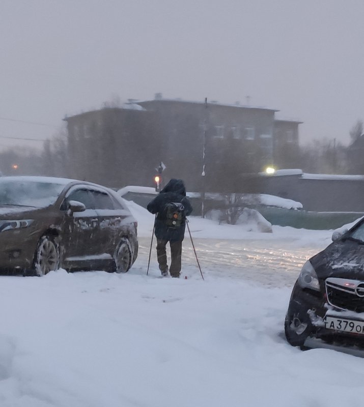 Мурманчане передвигаются по городу на лыжах