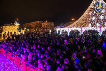 Сотни человек встретили Новый год в центре Мурманска