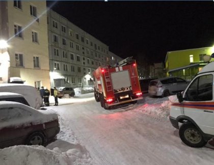 Спасли 1 и 9 человек эвакуировали из горящего дома в Апатитах