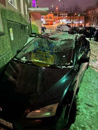 Упавшие ледяные глыбы смяли полмашины в Мурманске