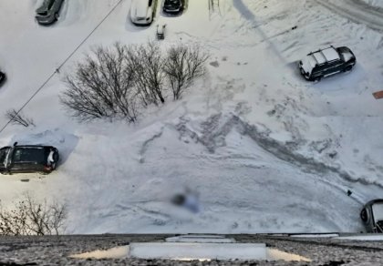 Выпала из окна своей квартиры женщина в Мурманске