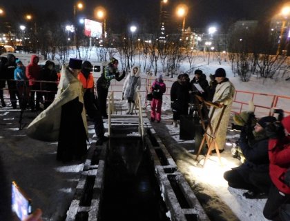 Крещенские купания идут в Мурманске