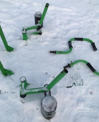 Вандалы разрушили десятки детских площадок в Мурманской области 