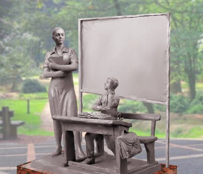 Скульптуру в честь учителей установят в Кировске