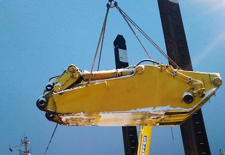 Портовики помогли заменить ковш и рукоять на спецсудне