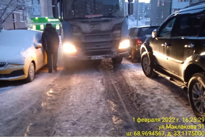 Помешали вывозу мусора припаркованные авто в 17 дворах Мурманска