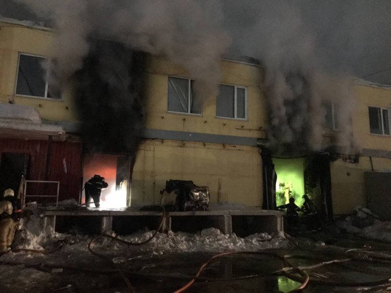 Горели склады в «промзоне» Мурманска