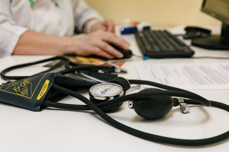 Оформить заявку на закрытие больничного предлагают на своих сайтах больницы Мурманской области