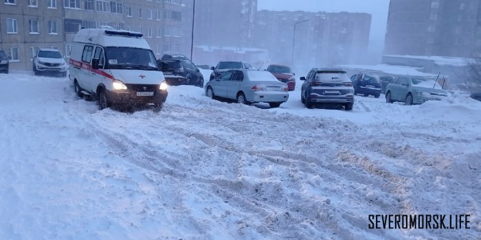 Застрявшую во дворе машину скорой помощи вытаскивали сотрудники МЧС и коммунальщики в Североморске