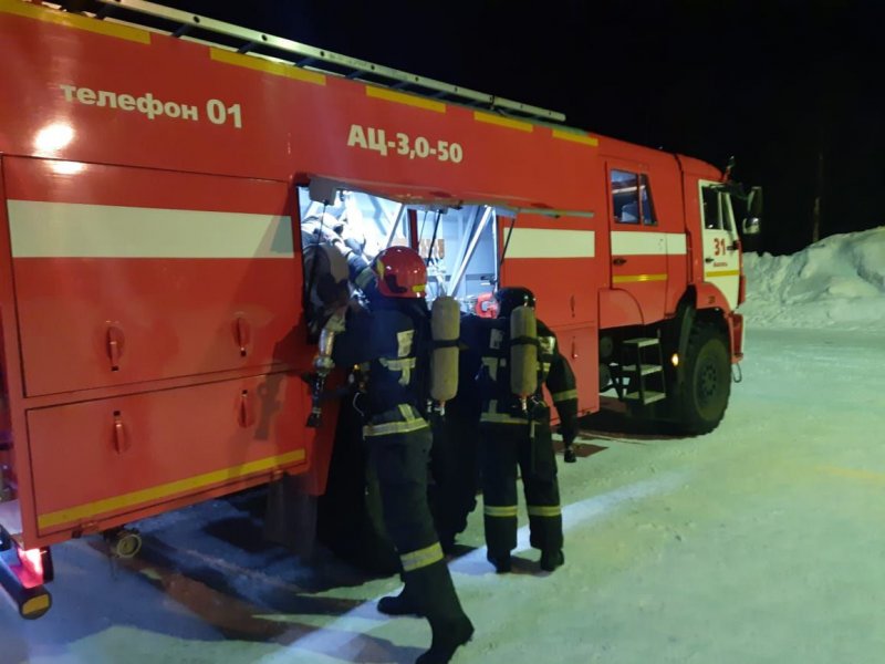 Спасли мужчину и женщину при пожаре в доме в Апатитах