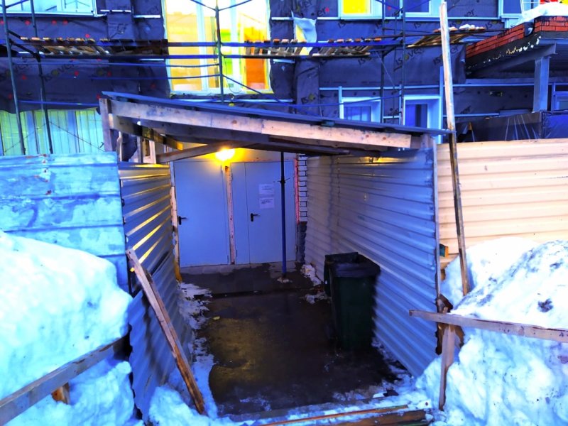 Строительные леса нависли над посетителями детской поликлиникой в Мурманске