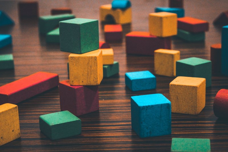 Сбил двухлетнего ребенка у детсада и скрылся водитель в Мурманске