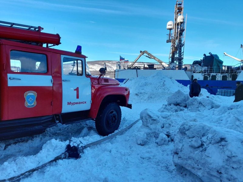 Горело рыболовное судно в Мурманске