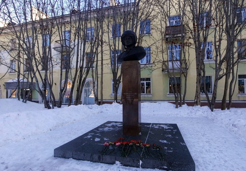 Память легендарного летчика Тимура Апакидзе почтили в Североморске