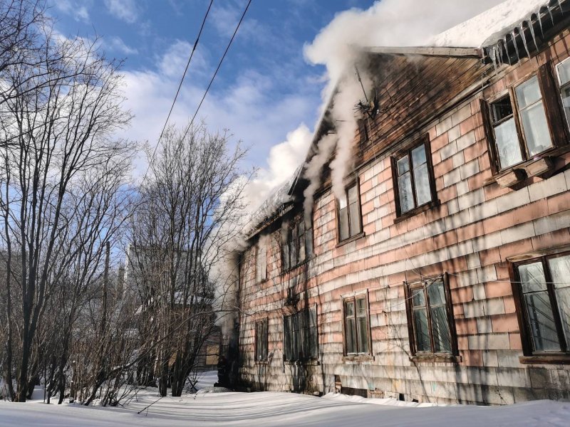 Горит дом в Мурманске