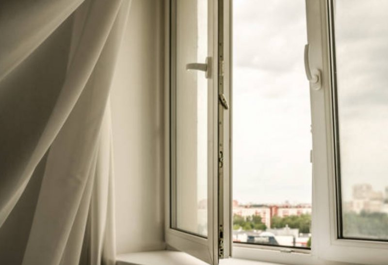 Выбросил из окна мать сын в Мурмашах