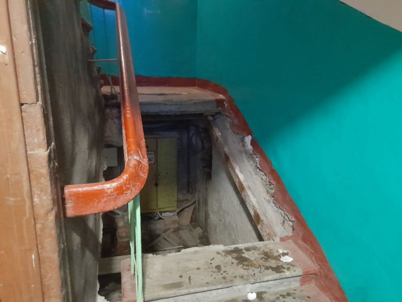 Рухнула лестница под ногами женщины в Мурманске