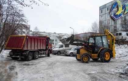 Проверка уборки снега во дворах прошла в Росляково