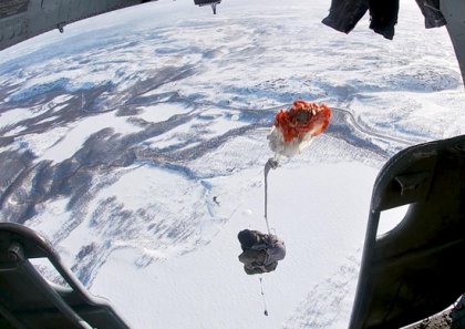 Отработали прыжки с парашютом морские пехотинцы Северного флота