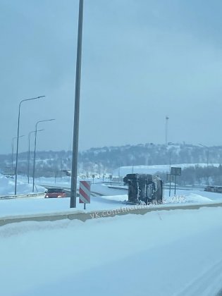 Перевернулась иномарка на "ленинградке" в Мурманске