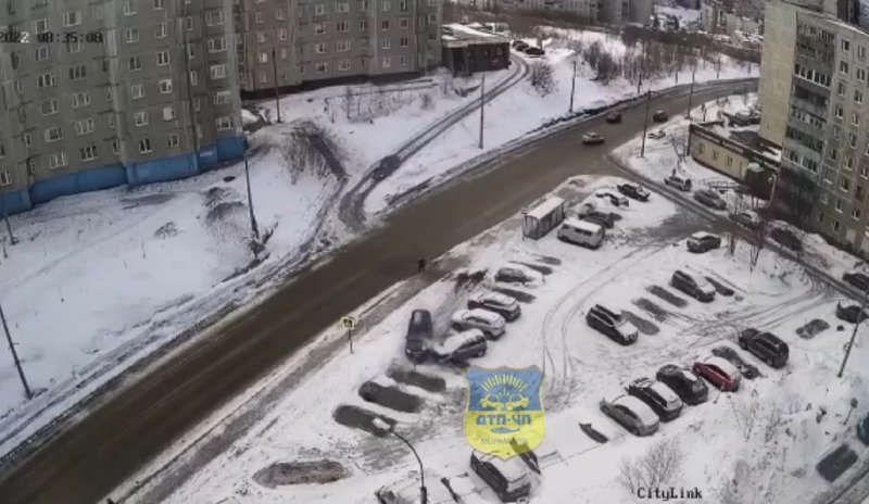 Водителю стало плохо за рулем: машина чуть не сбила пешехода и врезалась в авто в Мурманске