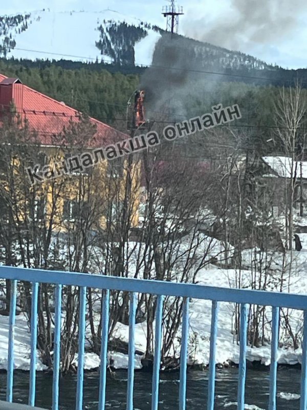 Опора линии электропередач загорелась в Кандалакше