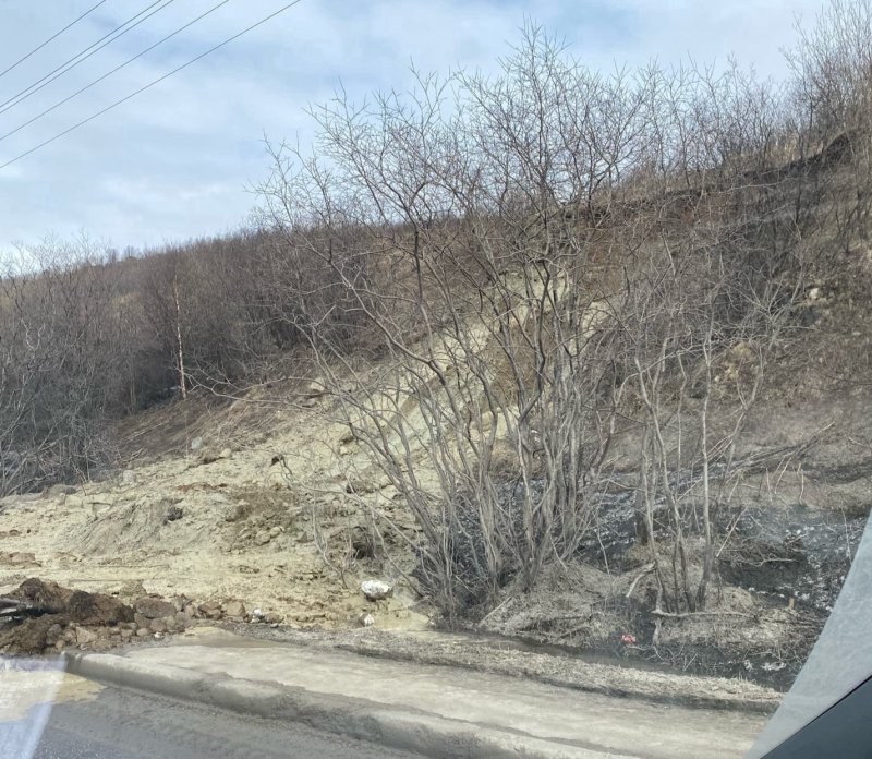 Сошел оползень и заблокировал дорогу в Мурманске