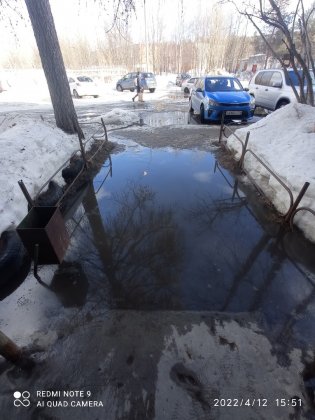 Из подъезда в озеро - жители Полярных Зорь превращаются в пловцов