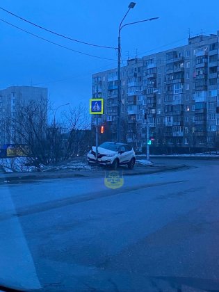 В светофор «впечатался» кроссовер в Мурманске