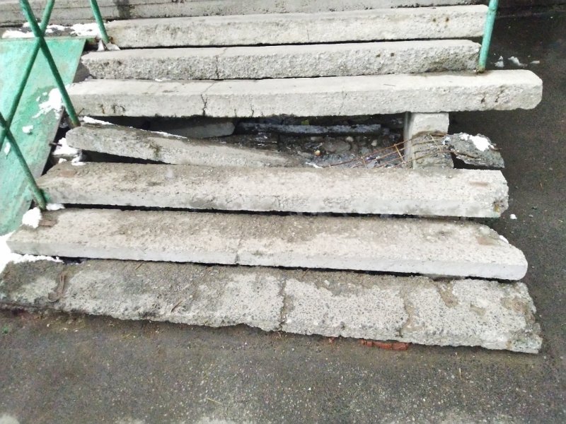 В полосу препятствий превратилась лестница в Молочном