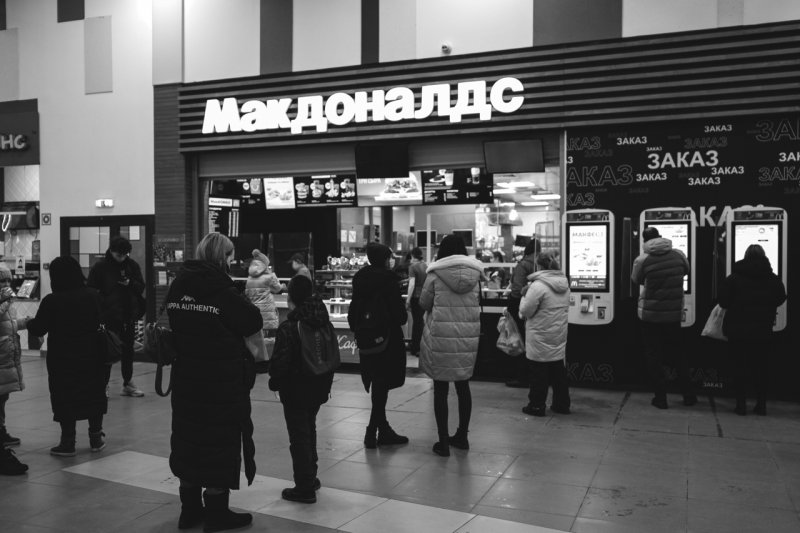 Ушла эпоха: вывеску «Макдональдс» демонтируют в центре Мурманска