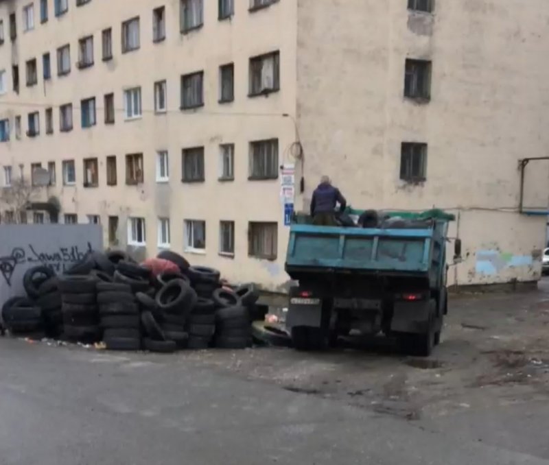 Кузов покрышек выкинули с грузовика во дворе Мурманска