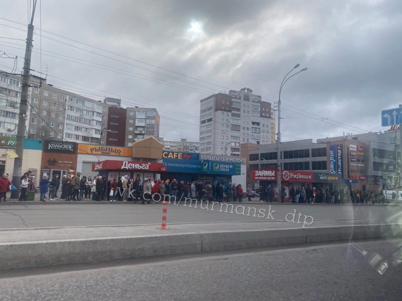 "Встали" троллейбусы в "Первомайке" Мурманска