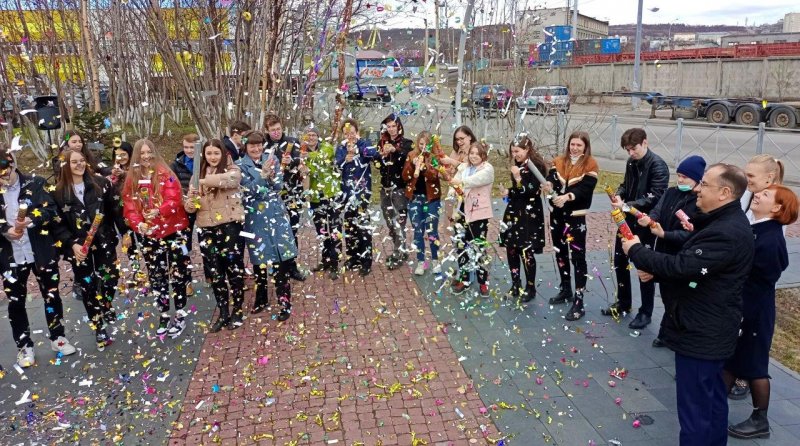 Письма в будущее на Морвокзале Мурманска написали выпускники