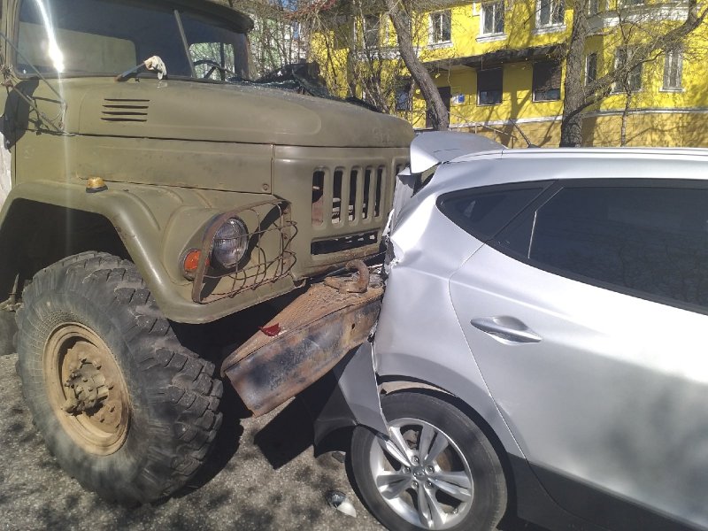 "Паровозик" из 4 авто: грузовик «догнал» внедорожник на спуске по Челюскинцев